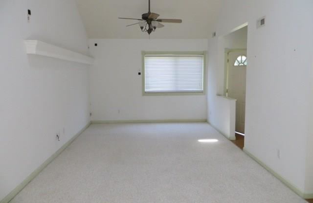 1 ROUND TABLE Court Gallery 2