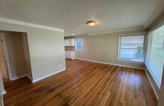 3 Bedroom ranch with basement & fenced yard Gallery 4