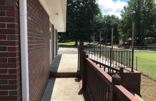 105 Knoxville Road Gallery 3