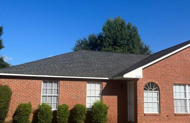 3 Bed / 3 Bath Duplex in a Convenient Location - No Carpet! Gallery 1