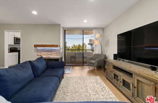 4275 Via Arbolada unit: 205 - 4275 Vía Arbolada, Los Angeles, CA 90042