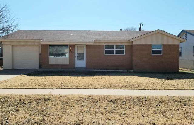 HOME ON QUIET STREET - 325 Circle Drive, Clovis, NM 88101