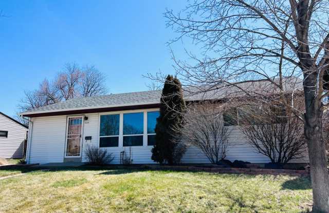 Welcome to University Hills!! Perfect 3 Bed/1 Bath Ranch Home in Quiet Neighborhood just Mins to DU and Wash Park! photos photos