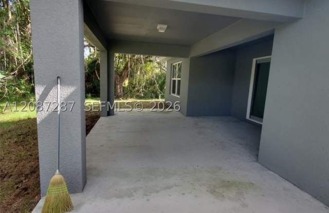 1262 Zinnia loop photos photos