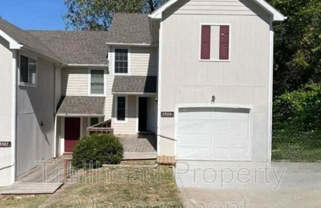 1300 Sanders St - 1300 Sanders Street, Leavenworth, KS 66048