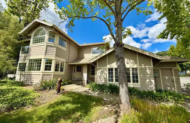 REMODELED FOUR BEDROOM / THREE BATH TOWNHOUSE IN COURTYARD AT PATRIDGE KNOLLS photos photos