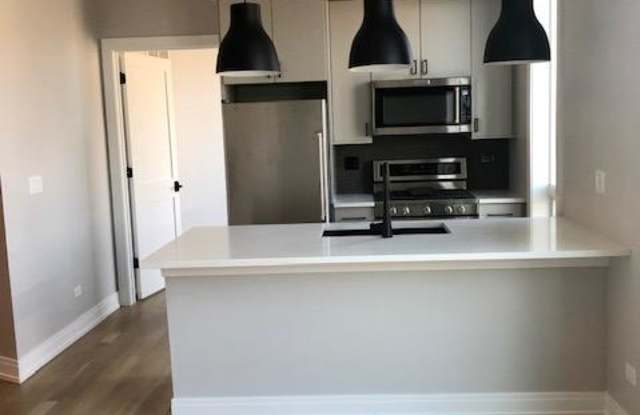 1046 W Cornelia photos photos