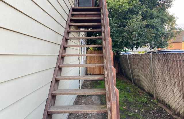 3 bedroom, 2 bath duplex - 1916 Southeast Thurston Street, Albany, OR 97322