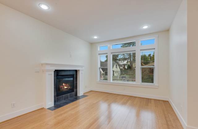 Rare 3 bed Maple Leaf Townhouse Gallery 3