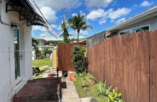 2215 SW 47th St photos photos