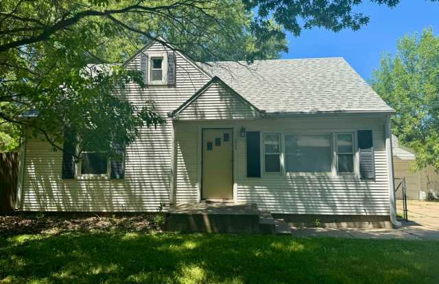 Charming 3 bedroom house close to Wesleyan - 2945 North 54th Street, Lincoln, NE 68504