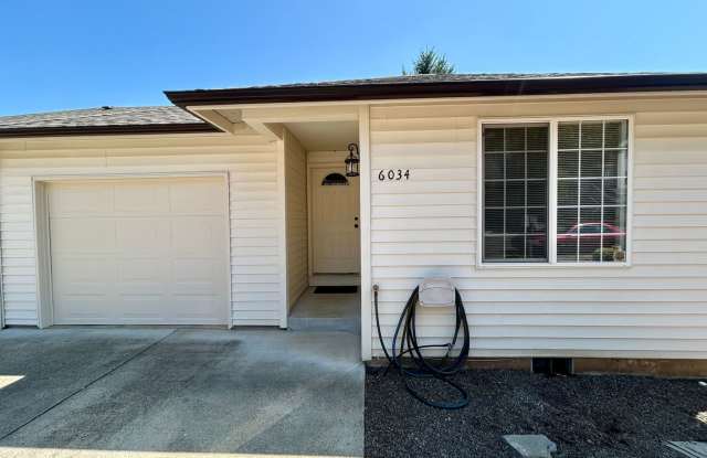 Newly Remodeled Three-Bedroom Two-Story Duplex- South Salem Gallery 1