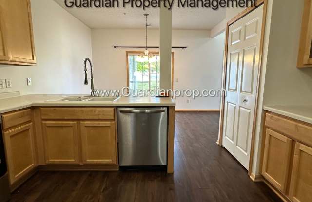 Maple Grove End Unit, 2 Car Garage, Washer/Dryer, Dishwasher Gallery 4