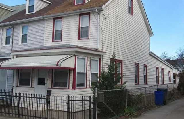 Beautiful, recently renovated 3bd 1.5 bath for Rent in the heart Bristol PA photos photos