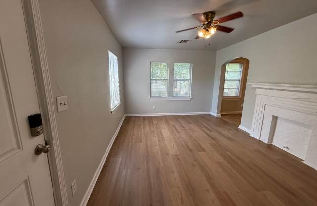 Charming 2 Bedroom Home with Fenced Yard and Plenty of Storage Gallery 4