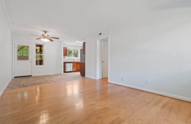 Inviting Carrboro Home Minutes from Downtown Gallery 4