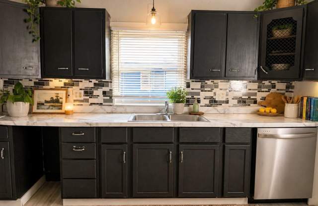 REMODELED - NEW FLOORING - NEW APPLIANCES - 2 Bedroom House in Muncie! photos photos