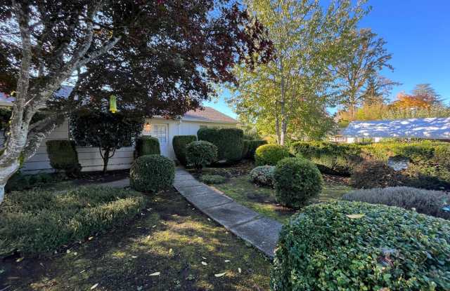 Lovely 2 Bed + 1 Bath Unit in Forest Grove!! - Great Walking Score and Tree Lined Neighborhood!! photos photos