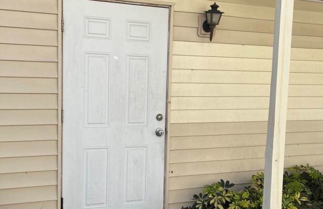 Spacious 2 bedroom/1 Bathroom End Unit Upstairs Condo. Gallery 3