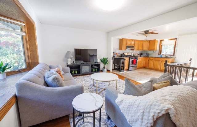 Fully furnished 4BR-2BA on 8th St Gallery 3
