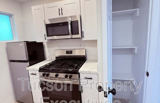 810 N Alvernon Way Gallery 2