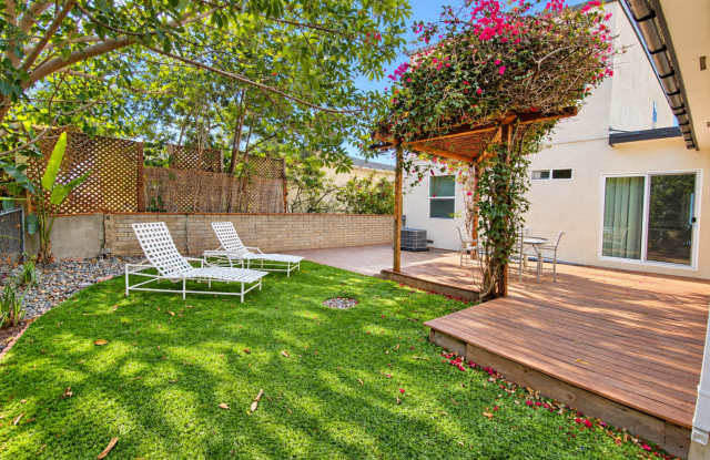 Cozy 4BD/2BA House on Gary with Beautiful Yard Gallery 2