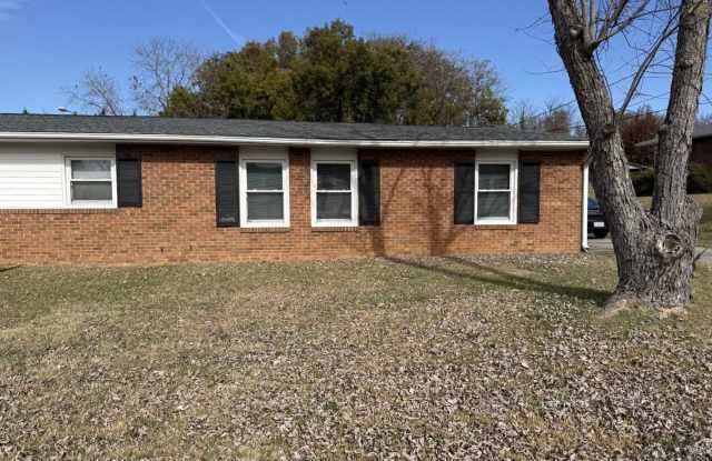 Adorable Duplex with New Flooring! - Lawncare Included! photos photos