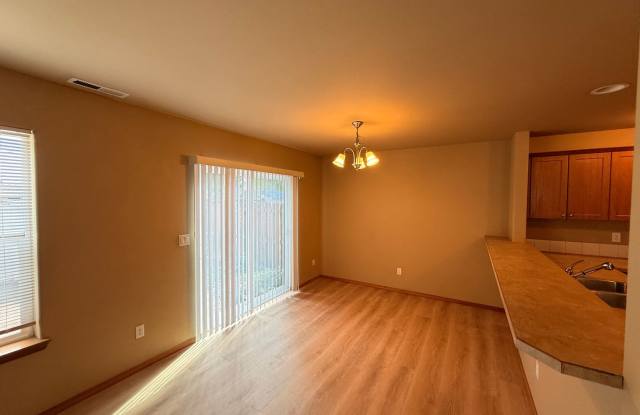 BRIGHT, OPEN LIVING IN THE HEART OF REDMOND!! photos photos