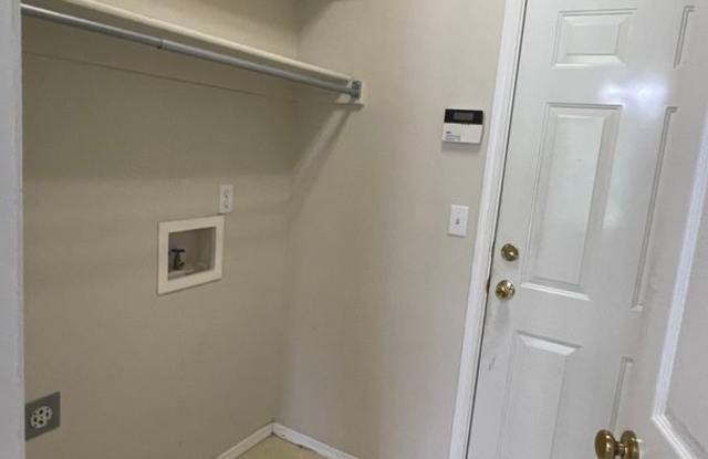 Beautiful home w/3bd and 2 full baths Gallery 4