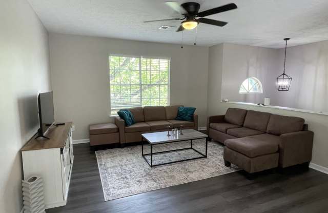 Room in 5 Bedroom Home at Newberry Trl Gallery 4