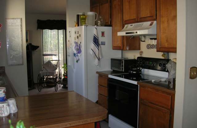 Comfortable 3 bedroom 2 bathroom home with attached 2 car garage close to downtown Grass Valley Gallery 4