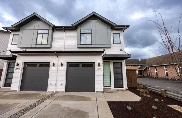 Built in 2024 - 3 bedroom with loft/office & AC photos photos