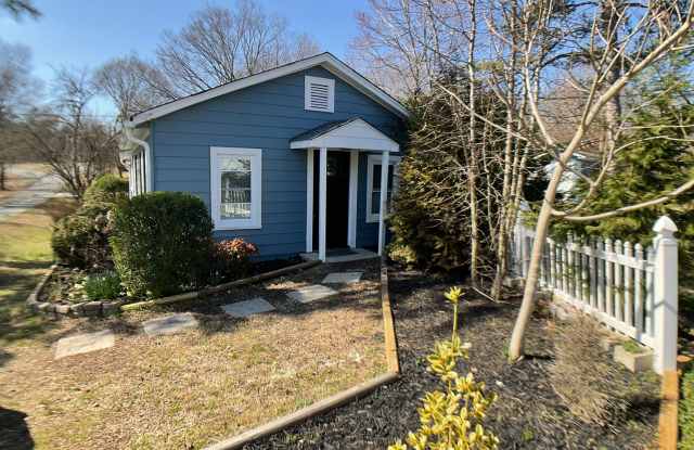 Adorable, fully renovated cottage on almost 1 Acre! Gallery 1