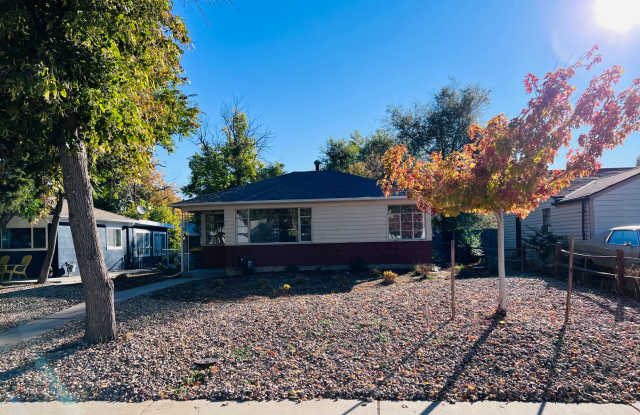 Cute Home In Aurora!! Convenient Location Moments From UCHealth, Anschutz Medical Campus  Children's Hospitals! - 914 Galena Street, Aurora, CO 80010
