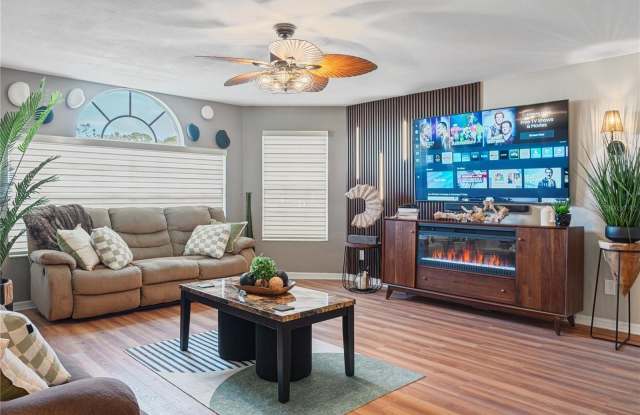 2476 SWEETWATER CLUB Circle Gallery 3