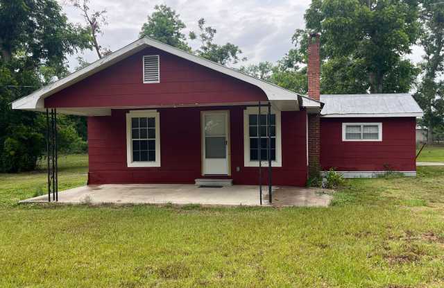 Charming 2-Bedroom Home for Rent in Lee, FL photos photos