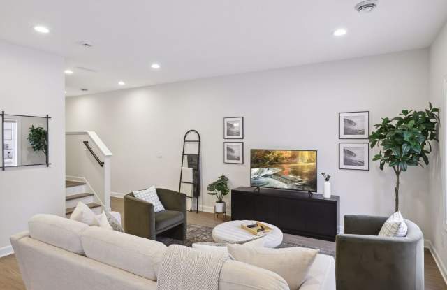 Fully Furnished 3 Bedroom Town Home Gallery 4