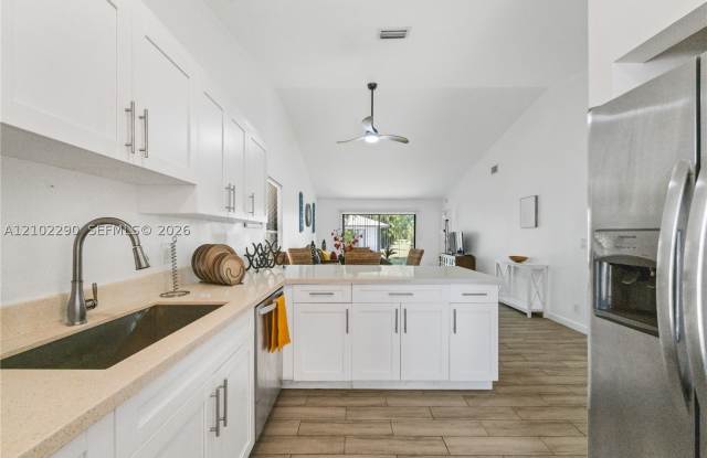 1200 Hyacinth Pl Gallery 3