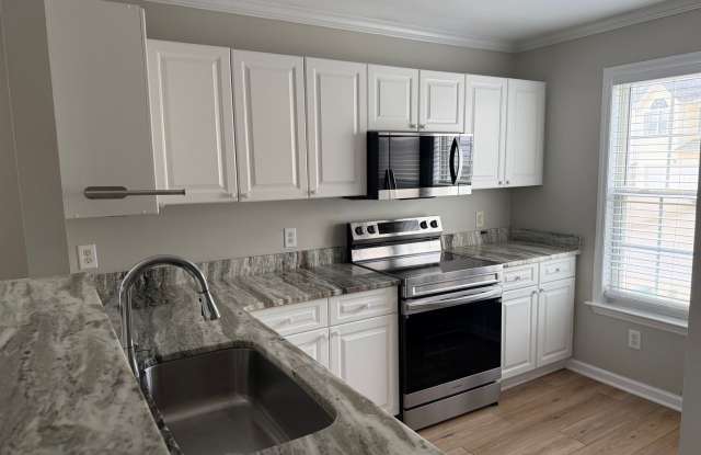 Charming End-Unit Townhome with Golf Course Views in Hedingham! Gallery 3