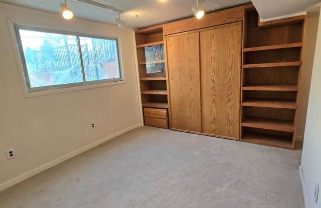 Charming 2BR Garden Unit in Lakewood Gallery 4