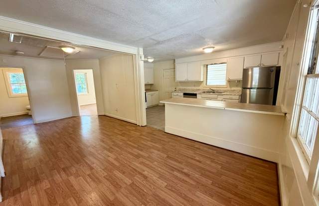 Spacious Home With Large Fenced Yard Gallery 4