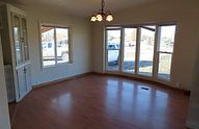 3 Bed, 2 Bath Hamilton Home on an acre! Gallery 3