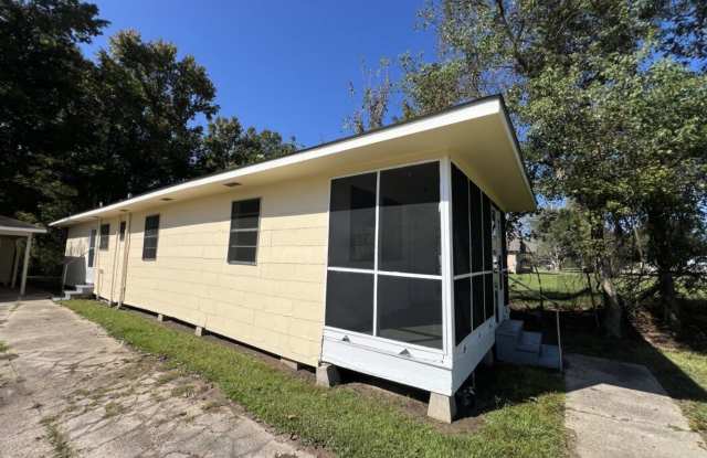 2-Bedroom 1-Bath Home on Sunshine Rd! - 13363 Sunshine Road, East Baton Rouge County, LA 70714