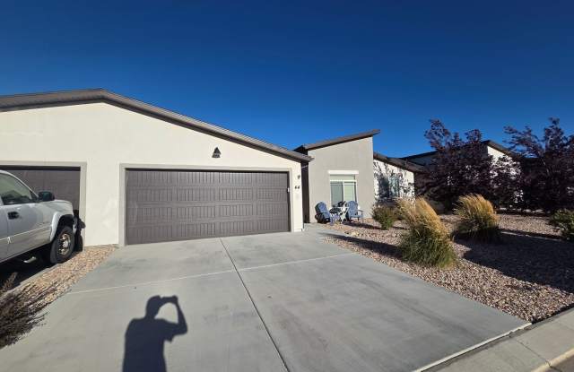 TWO WEEKS FREE Room to Live, Space to Play – 3 Bed Home with a Great Backyard Gallery 4
