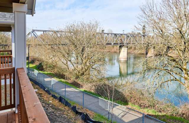 LIVE ON THE WILLAMETTE RIVER photos photos
