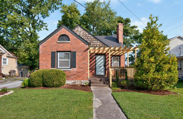 Adorable 3 bedroom downtown bungalow Gallery 1
