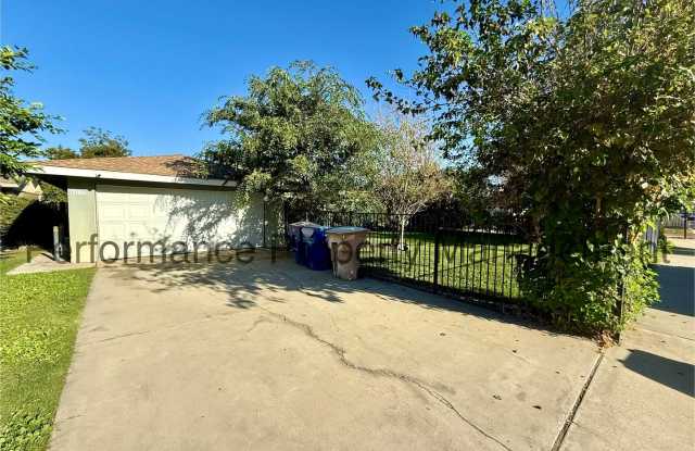 Entertainers Paradise in SW Bakersfield 3 Bed/3 Bath w/ Pool, Solar & Deposit Alternative Option Gallery 1