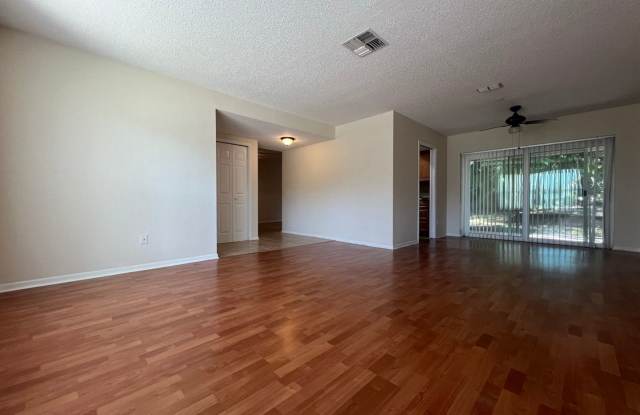 AVAILABLE NOW - 3-Bedroom Home in Prime Palm Harbor Location Gallery 4