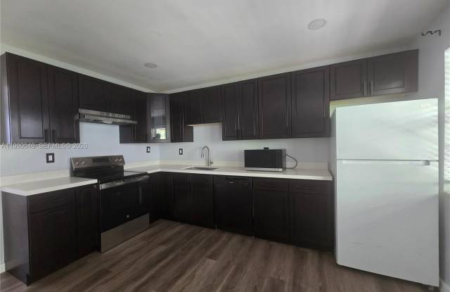 4095 N ANDREWS photos photos