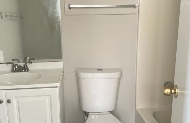 Spacious 2 Bedroom/2 Bath Townhome Gallery 3